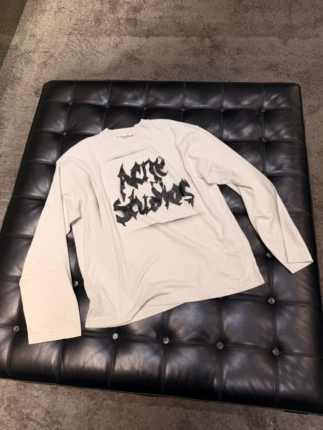 90 Acne Studios Stockholm, Sweden, Color: White Black ACNE Midsummer Capsule Series Long Sleeve Fabric: The fabric has been specially washed and feels soft and Breathable. It has a Retro worn texture, which is comfortable to wear and not easy to deform. Technology: The White letter pattern on the chest is spray-painted with a natural gradient white space effect on the edge, creating an old and worn visual level. Details: All accessories are customized. The level of precision can beat the domestic cross-border special Size table: S (chest 55.5, length 69, sleeve length 60.5, shoulder width 51.5) M (chest 57.5, length 71, sleeve length 61.5, shoulder width 53) L (chest 59.5, length 73, sleeve length 62.5, shoulder width 54.5) XL (chest 61.5, length 75, sleeve length 63.5 Shoulder width 56) Recommended for 170cm and below, weight 80-130kg S 170-175cm weight 130-150kg M 175-180cm weight 150-170kg L 180-185cm weight 170-190kg XL